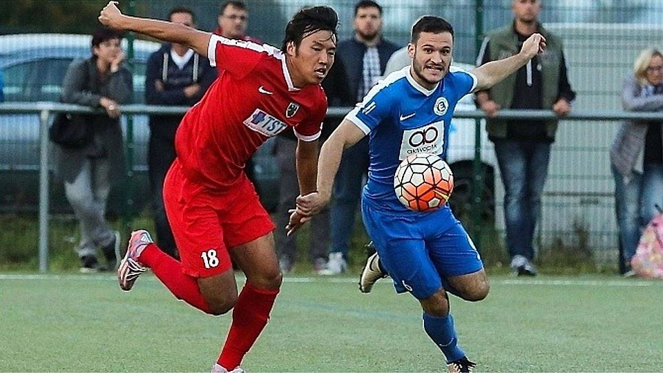 Einbeiniger Paarlauf: Bad Kreuznachs Sebastian Baumann (blaues Trikot) mit dem Wormser Daisuke Ando.	Foto: Dirk Waidner