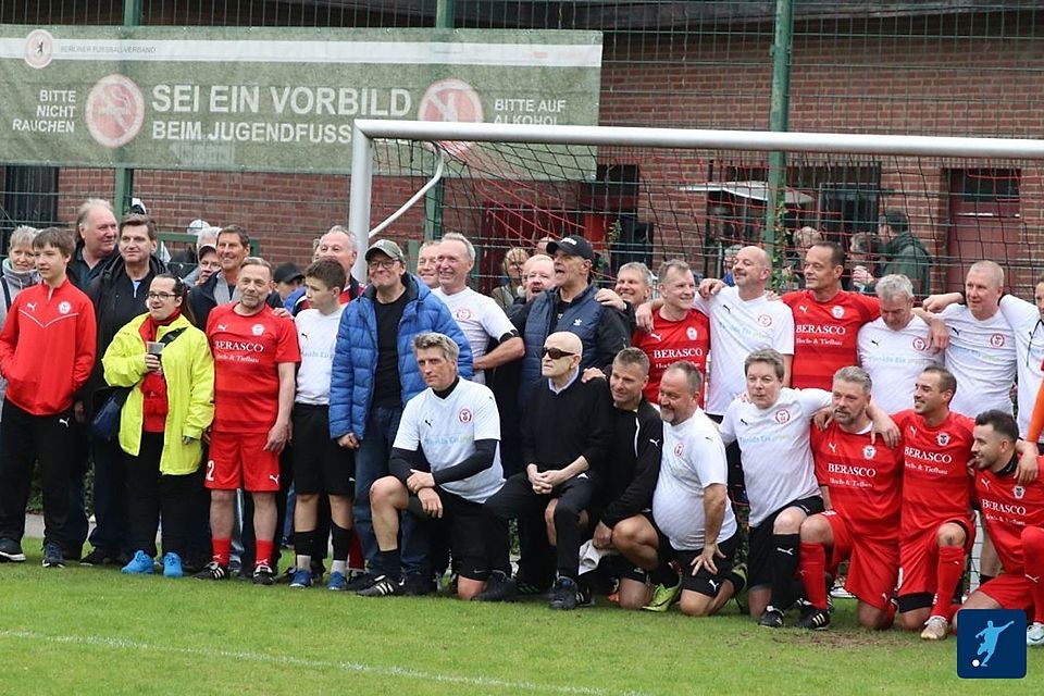 Hans Oertwig in der Mitte 