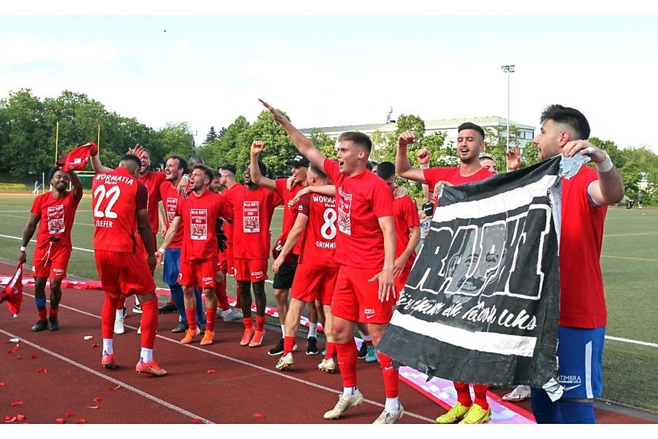 Nach dem Schlusspfiff ist Feiern angesagt: die Wormatia-Spieler bejubeln den Aufstieg in die Regionalliga.	