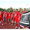 Nach dem Schlusspfiff ist Feiern angesagt: die Wormatia-Spieler bejubeln den Aufstieg in die Regionalliga.	