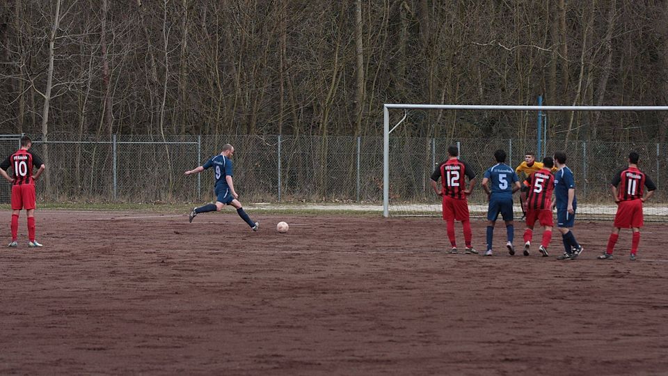 Manuel Falkenberg beginnt den Torreigen per Strafstoß - Foto: P.Elarbi