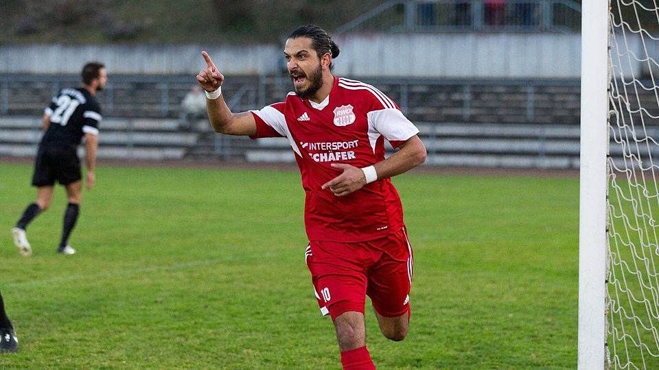 Weiß, bei wem er sich bedanken muss: 1:0-Torschütze Vllaznim Dautaj auf dem Weg zum Vorlagengeber Björn Grimm.	Foto: pa/Carsten Selak