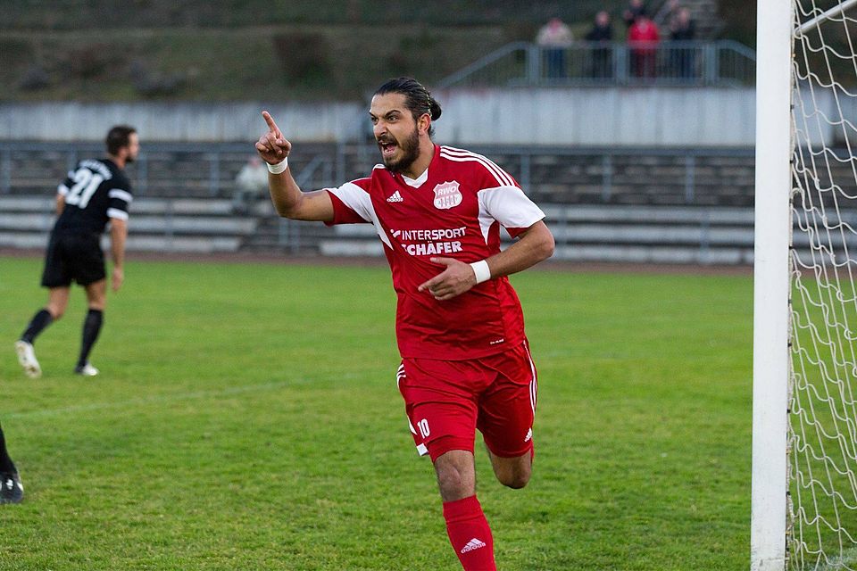 Weiß, bei wem er sich bedanken muss: 1:0-Torschütze Vllaznim Dautaj auf dem Weg zum Vorlagengeber Björn Grimm. Foto: pa/Carsten Selak Weiß, bei wem er sich bedanken muss: 1:0-Torschütze Vllaznim Dautaj auf dem Weg zum Vorlagengeber Björn Grimm. Foto: pa/Carsten Selak
