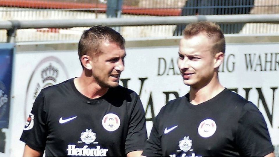 Nicolai Galwas, links, und der dreifache Torschütze Fabian Nord schossen den ESC Geestemünde zum dritten Saisonsieg gegen den Blumenthaler SV. Foto: Volker Schmidt