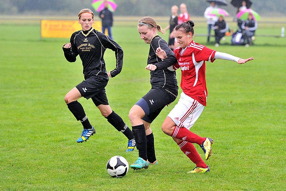 Die Damen des FC Moosburg (schwarz) können ihren Vorsprung gegenüber Obereichstätt weiter ausbauen.F: Traub