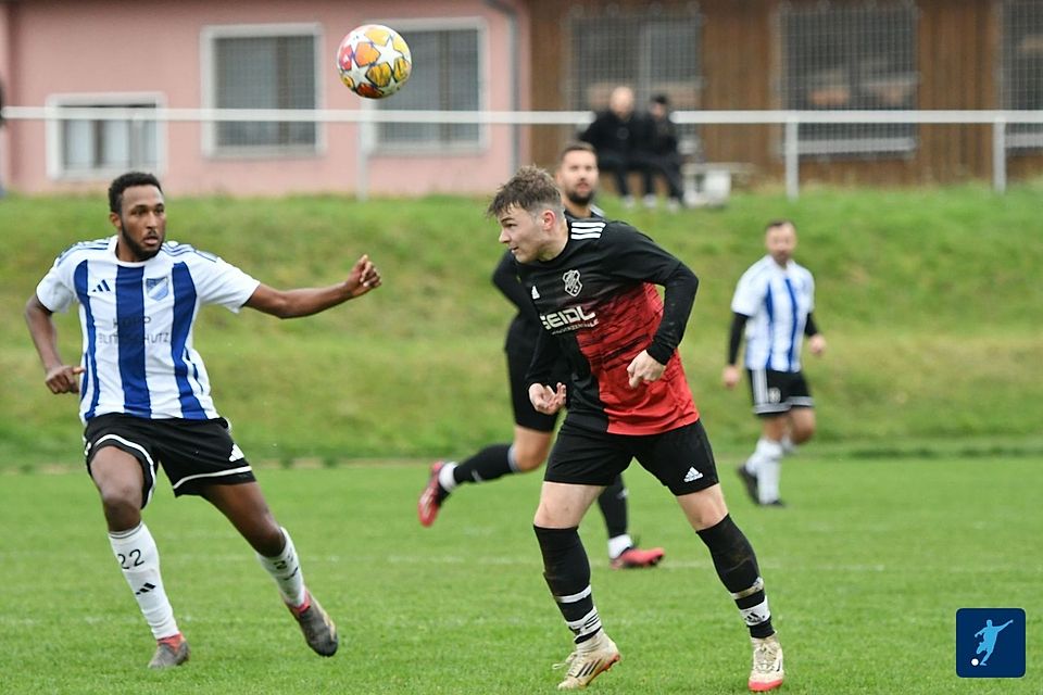 Mit einem Auswärtssieg in Pirk (dunkles Trikot) würde der SV Altenstadt/WN (helles Trikot) die Tür zur Kreisliga weit aufstoßen.