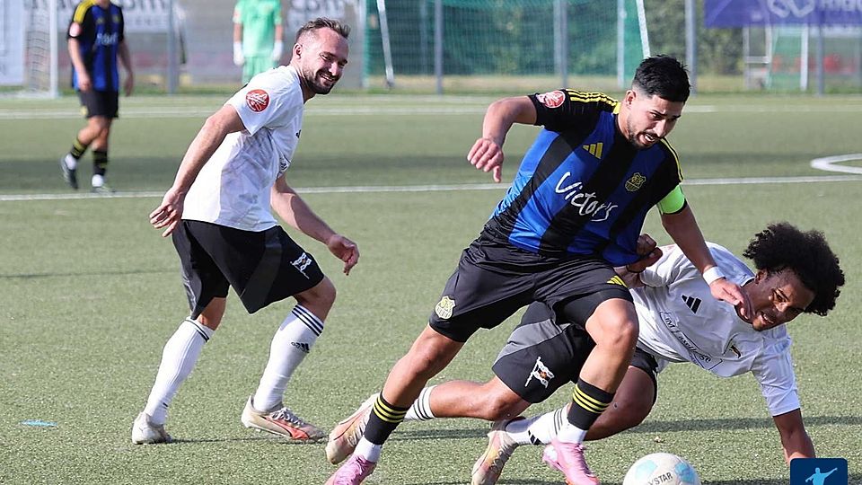 Beim SV Saar 05 Saarbrücken (weiß) geht der Kampf um den Klassenverbleib gegen die DJK Ballweiler-Wecklingen weiter 