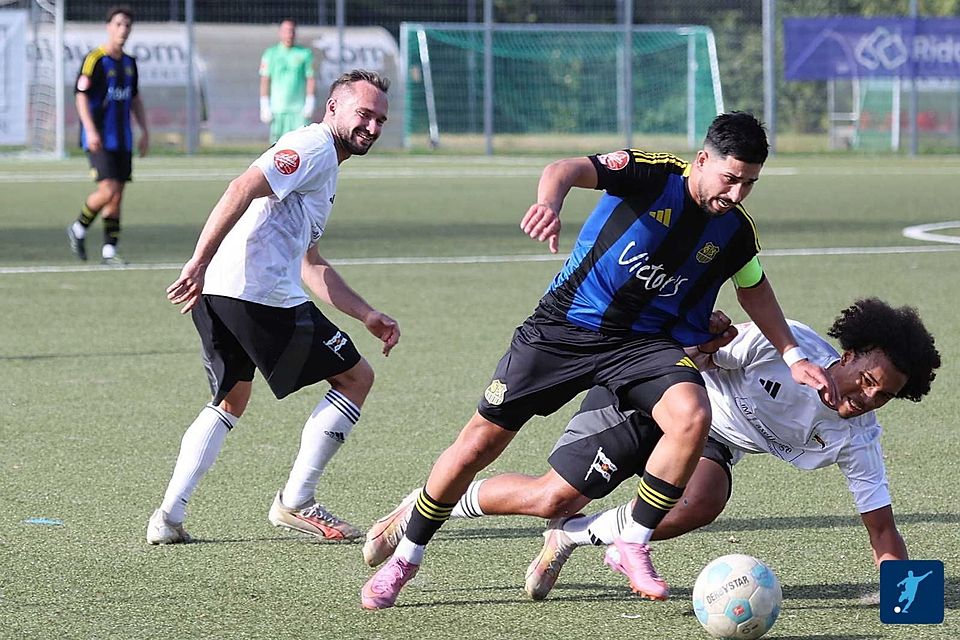 Beim SV Saar 05 Saarbrücken (weiß) geht der Kampf um den Klassenverbleib gegen die DJK Ballweiler-Wecklingen weiter 