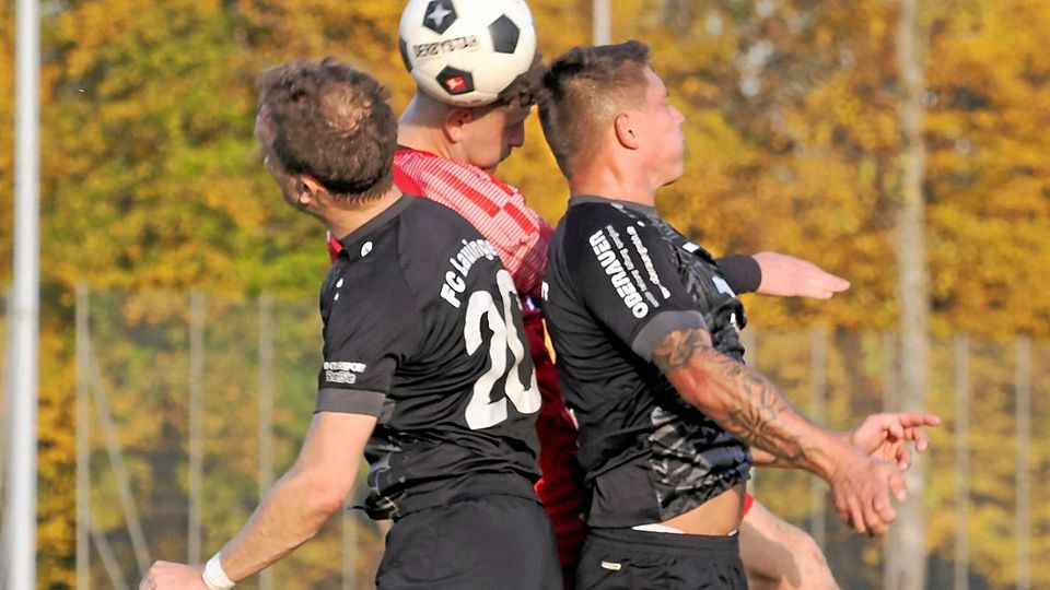 Im Lauinger Stadtdery setzte sich Venhar Neziri (Mitte) mit Türk Gücü gegen die FCL-Akteure Michael Przyklenk (links) und Michal Gere durch. 