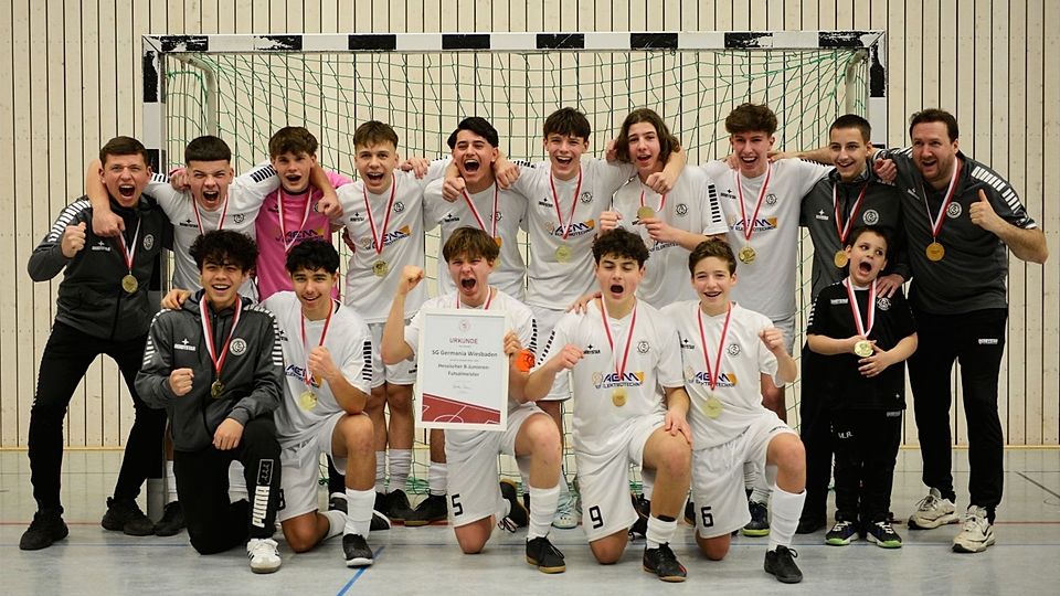 So sehen Sieger aus: Die B-Junioren von Germania Wiesbaden sind Futsal-Hessenmeister. Hintere Reihe von links: Yven Hack, Sergiu Cibotaru, Moritz Kreutzer, Muhamed Klimenta, Samet Güler, Leopold Fraund-Schmidthals, Vedad Bosnjakovic, Leonik Erler, Elvedin Rekic und Martin Fraund. Vorne: Gabriel Dawson, Sabri Gencer, Leo Eickhoff, Yusuf Yüksel, Elias Leibold und Fan Muhammed Edin.