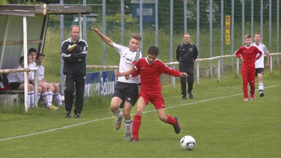 Oskar Blazej Krajewski vom FJFV Wiesbach (links) schoss nicht nur die Tore, sondern rackerte auch dafür. In dieser Szene gegen Amin Belabbad vom TuS Hochheim.