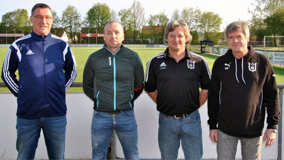 Vorstand Reinhard Bauer (von rechts) mit dem neuen Trainerteam Robert Rothmeier, Wolfgang Hofer und Adolf Kögl.