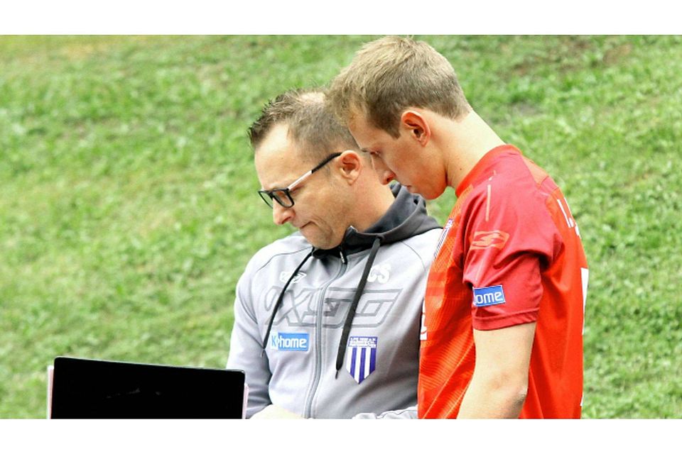 Einsatzbesprechung: Trainer Christoph Saller mit Stürmer Jonas Poniewaz.  Oliver Rabuser