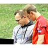 Einsatzbesprechung: Trainer Christoph Saller mit Stürmer Jonas Poniewaz.  Oliver Rabuser