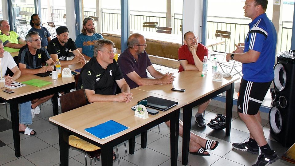 BFV-Trainerausbilder Daniel Heidemann (rechts) will heute Abend mit seinem Team gegen Darching punkten.