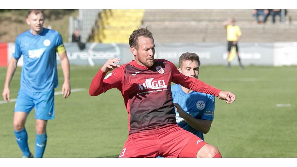 Schwer am Knie verletzt: Spielertrainer und Gallionsfigur Michael Fink wird dem FC Gießen auf dem Rasen lange fehlen. © Harald Friedrich