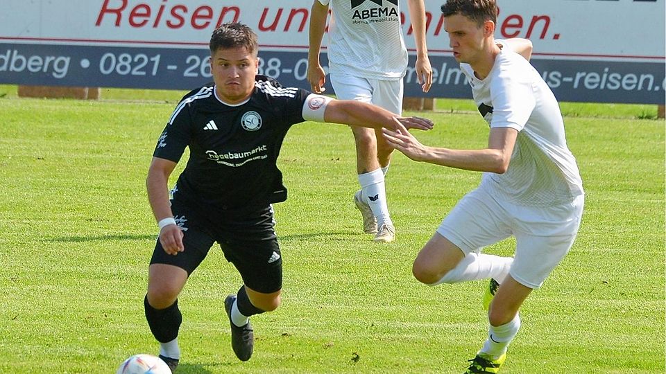 Konrad Wanderer vom SC Unterpfaffenhofen (l.) im Spiel gegen den SC Oberweikertshofen II.