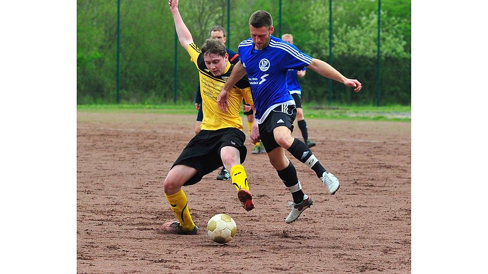 Weggedrängt: Der Gau-Algesheimer Jan-Hendrik Schreeb (rechts) setzt sich gegen sein Trechtingshäuser Gegenspieler durch. Nach 90 Minuten hieß es 2:0 für den SV Gau-Algesheim. 	Foto: Thomas Schmidt