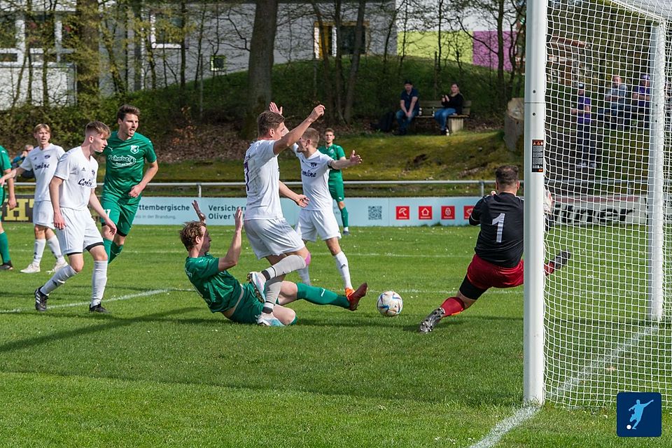 Der TSV Detag Wernberg (in Weiß) kann den Relegationsplatz um den Bezirksliga-Verbleib noch aus eigener Kraft einnehmen.