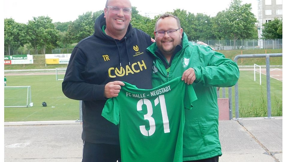 Gemeinsam ins 31. Vereinsjahr: Henning Müller (l.) und Steve Hardt (r.) leiten ab sofort gemeinsam die Geschicke beim FC Halle-Neustadt 