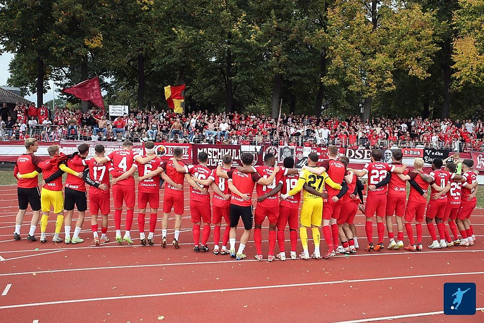 Derbysieger unter sich! Die Spieler der Würzburger Kickers feierten nach Abpfiff ausgelassen mit ihren Fans!