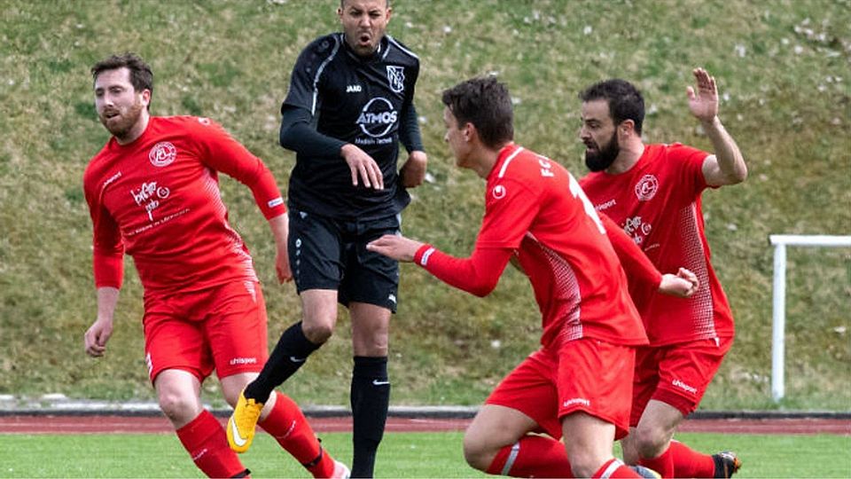 Viel Action auch ohne Ball: Der Lenzkircher Nourredine Aroussi umzingelt von Roten aus Löffingen. | Foto: Wolfgang Scheu