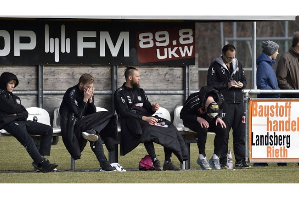 Können nicht mehr hinsehen: die Ersatzspieler und Trainer des TSV Landsberg.  Foto: Thorsten Jordan