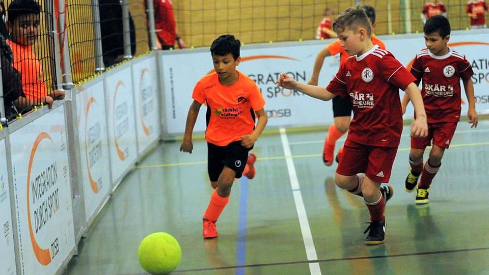 Bei den F-Junkioren standen sich der FC Bad Sobernheim (rote Trikots) und der Gast aus Erlenbach gegenüber.	