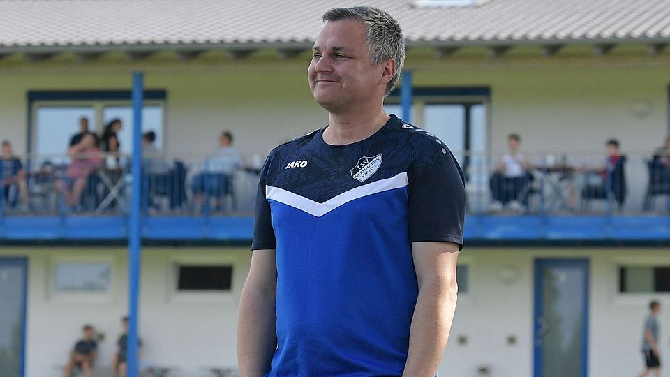 Trainer Thomas Kern ist mit dem TSV Bernhardswald auf Kurs Wiederaufstieg.