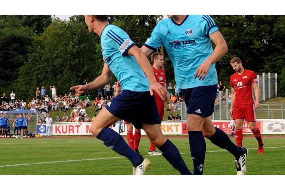 Der Illertisser Moritz Nebel (links) feiert sein Tor zum 1:0 gegen Memmingen. Kollege Rupp gratuliert.   Foto: Rudi Apprich