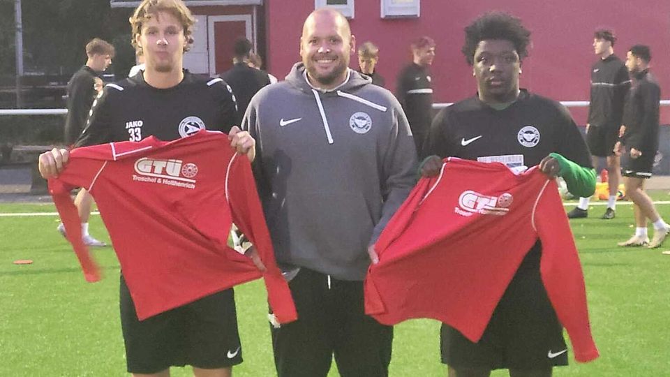 Borussias Trainer Julian Wiedenhöft (Mitte) mit den Neuzugängen Diaoul Tchadjobo (rechts) und Klaas Lecke.