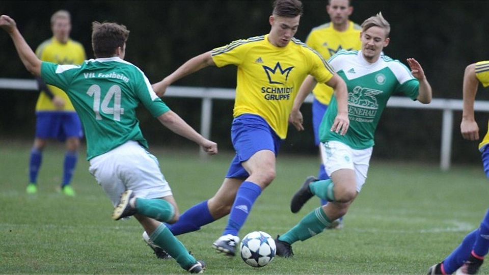 Bezirksligist TuS Dielingen im Vorwärtsgang: Der dynamische Giovanni Ronzetti (Mitte) versucht sich bei diesem Dribbling gegen den Frotheimer Spielertrainer Christoph Meyhoff (r.) durchzusetzen. Foto: Stefan Pollex