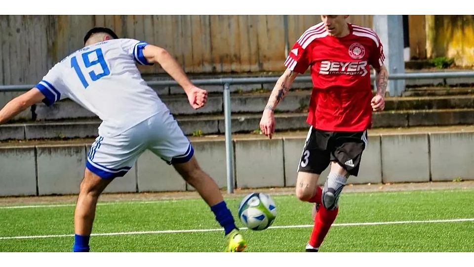 Dornholzhausens Michel Kleint (r.) bleibt an Emin Akaydin von Blau-Weiß Wetzlar hängen. © Peter Bayer