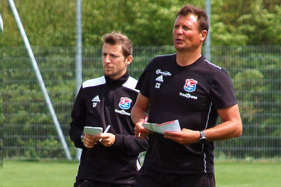 Hoch konzentriert beim Freitagstraining: Hachings Cheftrainer Claus Schromm (r.) und Co-Trainer Sebastian Friedl.  Christian Amberg