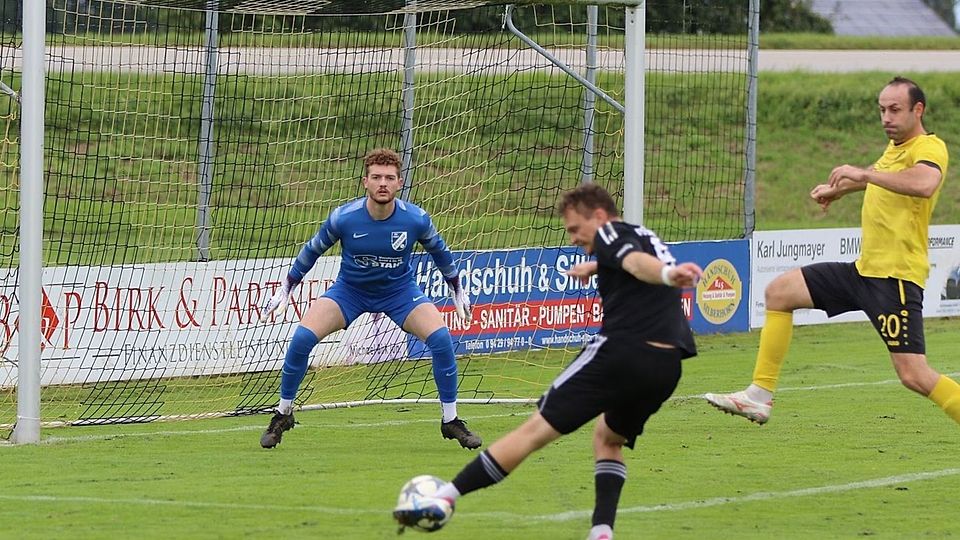 Nicht zu stoppen war Auerbachs Sebastian Wittenzellner (vorne) und erzielte eine lupenreinen Hattrick. 