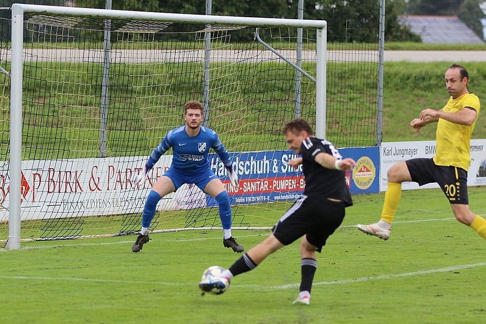Nicht zu stoppen war Auerbachs Sebastian Wittenzellner (vorne) und erzielte eine lupenreinen Hattrick. 