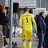 Julius Paris trott nach der Roten Karte gegen Monheim vom Feld.