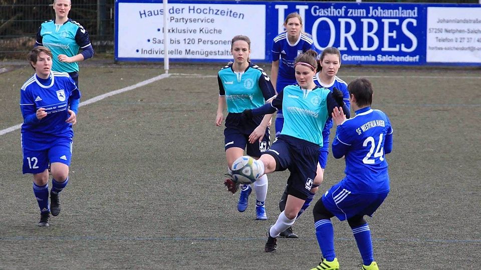 Die Germaninnen aus Salchendorf (in hellblau) schossen sich mit einem 6:0-Kantersieg gegen die Sportfreundinnen von Westfalia Hagen für das Spitzenspiel warm.