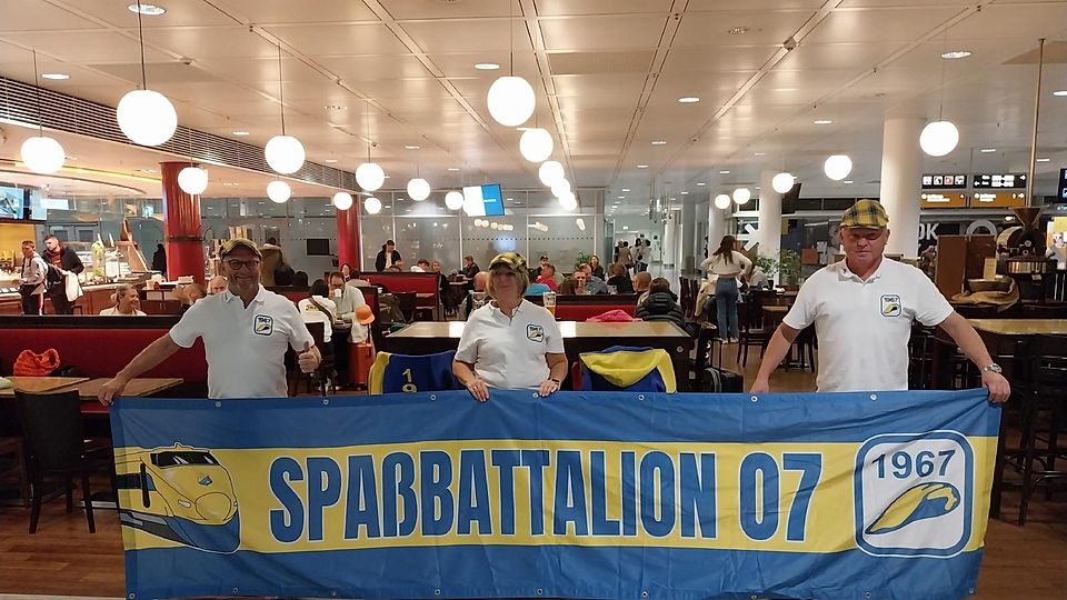 Die drei Edelfans des FC Pipinsried erlebten eine unvergesslichen Tag beim Heimsieg von Fabian Hürzelers Klub gegen Manchester City.