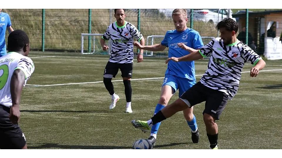 Kaan Akmese (re.) und der TSV Caldern waren zu stark für Silas Stark (2. v. rechts) und den FV Breidenbach II, der eine herbe 0:8-Heimniederlage hinnehmen muss. © Jens Schmidt