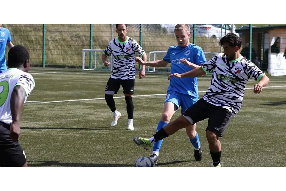 Kaan Akmese (re.) und der TSV Caldern waren zu stark für Silas Stark (2. v. rechts) und den FV Breidenbach II, der eine herbe 0:8-Heimniederlage hinnehmen muss. © Jens Schmidt Kaan Akmese (re.) und der TSV Caldern waren zu stark für Silas Stark (2. v. rechts) und den FV Breidenbach II, der eine herbe 0:8-Heimniederlage hinnehmen muss. © Jens Schmidt