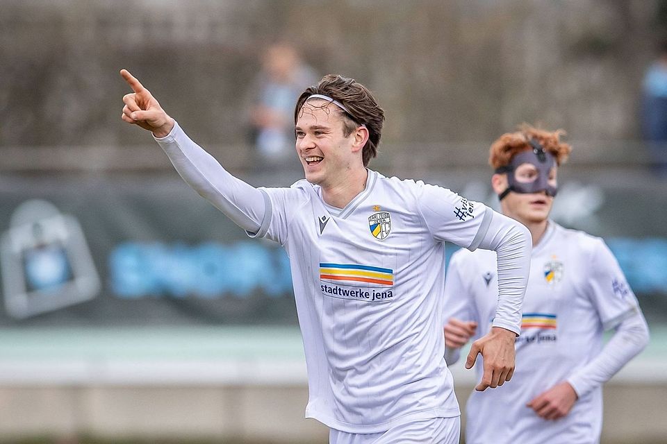 Elias Löder (vorne) erzielte 25 Treffer für den FC Carl Zeiss Jena - Bestwert in den fünf deutschen Regionalligen! Elias Löder (vorne) erzielte 25 Treffer für den FC Carl Zeiss Jena - Bestwert in den fünf deutschen Regionalligen!
