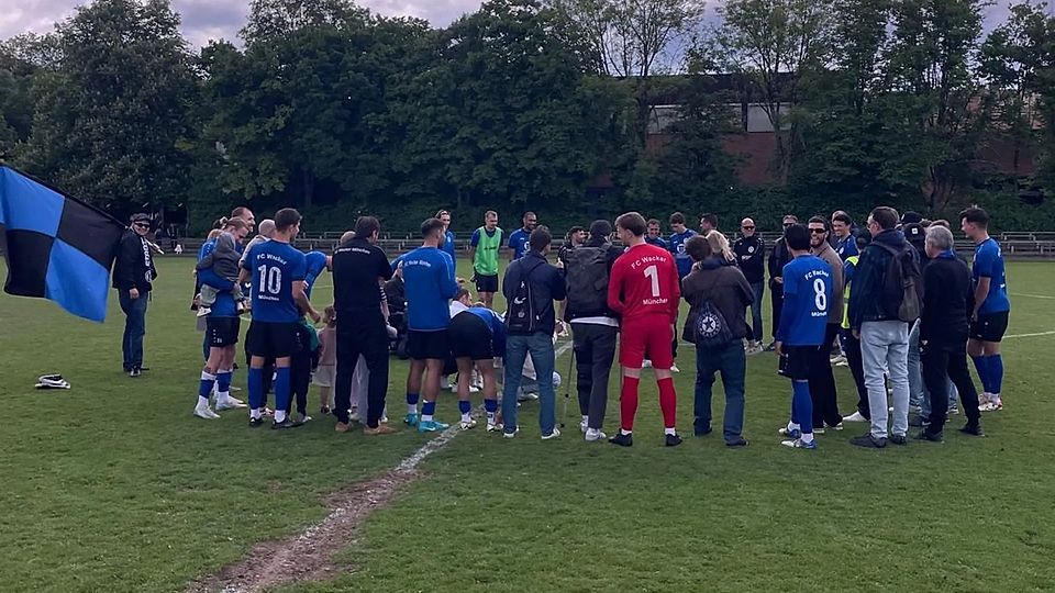 Platz zwei gesichert: Spieler und Trainerteam schwören sich auf die Relegation zur Landesliga ein.