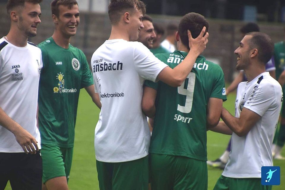 Große Freude: Michael Sperr (Nr. 9) wird nach seinem Siegtreffer in Bamberg von seinen Mitspielern geherzt.