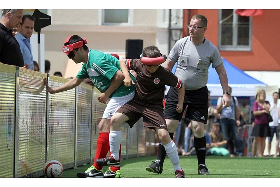 Die Blindenfußball-Bundesliga absolvierte im Juni 2013 einen Spieltag auf dem Neupfarrplatz. Jetzt kommen Nationalteams nach Regensburg. Foto: Brüssel
