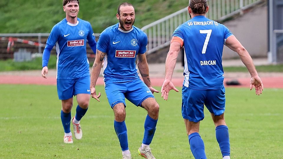 Komm, lass uns jubeln: Vorlagengeber Sebastian Baumann erwartet den Torschützen zum Bad Kreuznacher 3:1, Deniz Darcan.	Foto: Mario Luge