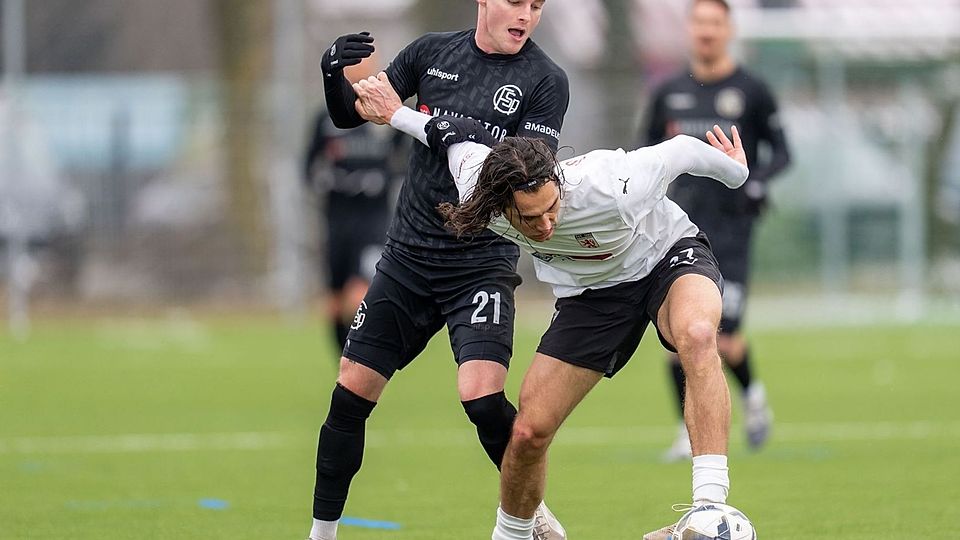 Der TSV 1880 Wasserburg (weiß) macht es gegen den SV Aubing fast zweistellig und behauptet die Tabellenführung der Landesliga Südost.