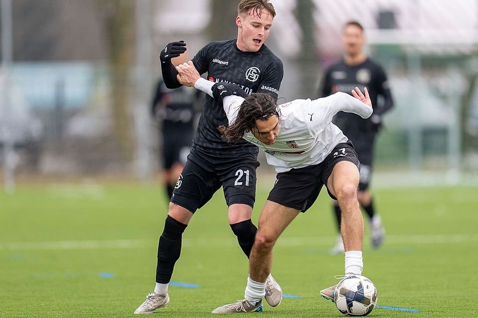 Der TSV 1880 Wasserburg (weiß) macht es gegen den SV Aubing fast zweistellig und behauptet die Tabellenführung der Landesliga Südost.