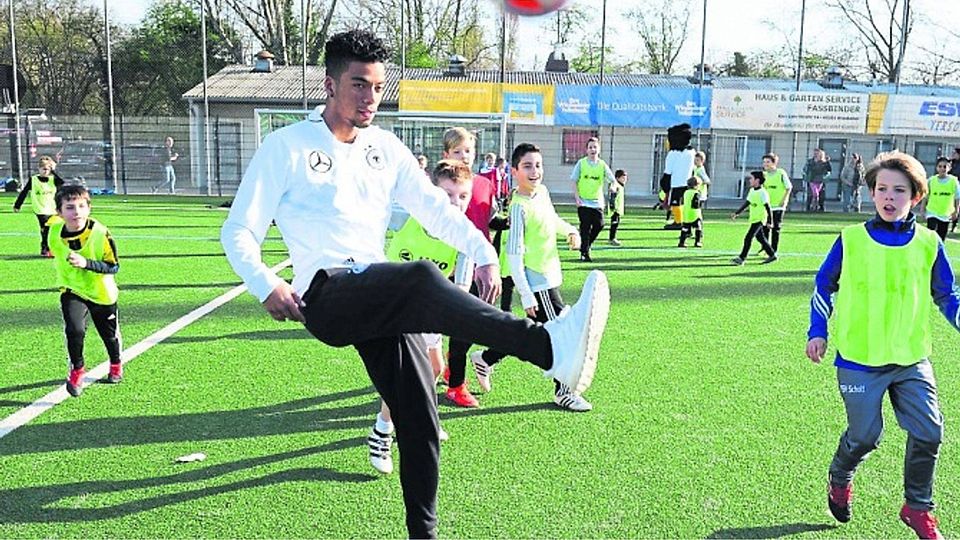 Spontanes Kicken mit Benjamin Henrichs von Bayer 04 Leverkusen mit dem Schiersteiner Nachwuchs. 	 Foto: wita/Paul Müller