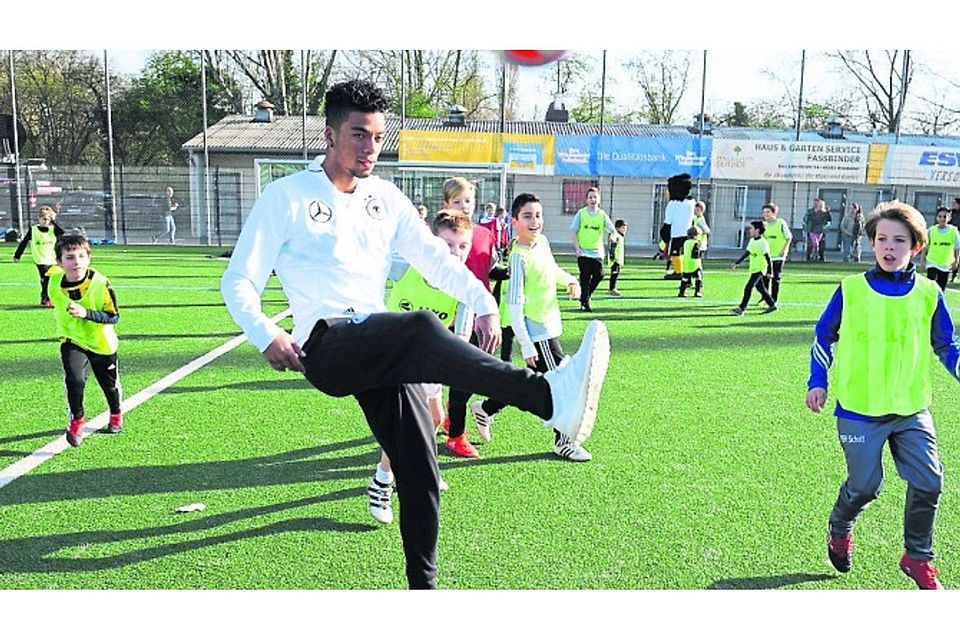 Spontanes Kicken mit Benjamin Henrichs von Bayer 04 Leverkusen mit dem Schiersteiner Nachwuchs. 	 Foto: wita/Paul Müller